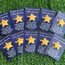 10 Peças Entalhe de Estrela de Resina Encantadora com Encorajamento Positivo "Você é uma estrela, continue brilhando" Cartão Inspirador de Boa Sorte, Inspirando você a enfrentar os desafios da vida com uma atitude positiva. Este presente de sorte pensativo pode ser dado à família, amigos, melhor mãe, mulheres, um presente fofo e positivo, também um presente significativo e lembrança especial, e convidados Dia das Mães, Formatura, Dia dos Pais, Casamento, Decoração de Festa de Aniversário