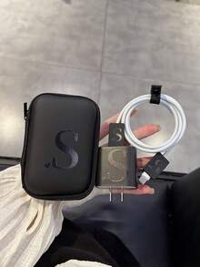 1 套（1 个数据线整理袋 + 1 个充电器适配器保护套 + 2 个数据线端口保护器 + 1 个扎带）UV 印刷黑色心形和 26 个字母图案，兼容 Apple 快速充电器，适用于夏季假期旅行、户外活动旅行必需品 - 黑色 - 查看 4