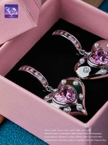 一对【2025时尚新品】这对耳环巧妙地融合了浪漫的心形元素与时尚的设计。采用925银打造，心形中心镶嵌天然粉紫色水晶，其神秘梦幻的色调蕴含着独特的自然能量。