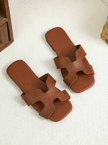 زوج جديد من الأحذية الصندلية للأطفال ذات أصابع مربعة، بتركيبات لونية متنوعة، مناسبة لارتداء الأطفال. صنادل صيفية للبنات ذات أربطة ناعمة وأنيقة، أحذية أميرة كاجوال للبنات، أحذية شاطئ مانعة للانزلاق، مناسبة للاستخدام الداخلي والخارجي