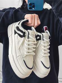 男士时尚厚底运动鞋，优质皮革拼接设计，醒目的黑白拼色，绳状鞋带增添个性化，低帮平底，休闲风格，百搭乳白色调，适合所有季节，日常穿着出众