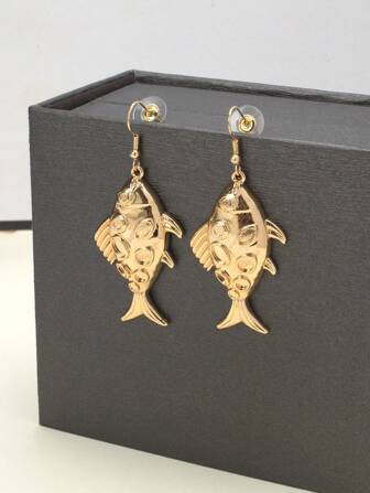 1 par (2 piezas) de pendientes con colgante de pez dorado chapado en oro de aleación, adecuados para que las mujeres los usen en la playa, de viaje, en citas y otras ocasiones