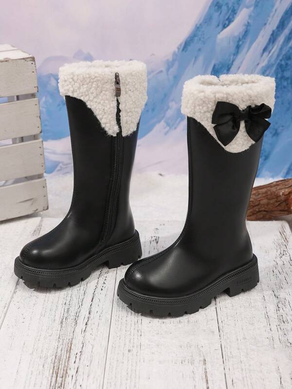 Dies ist ein Paar Mädchen-Langstiefel, die das ganze Jahr über gut verkauft werden. Der Hauptkörper der Stiefel besteht aus schwarzem Kunstleder, das stabil, langanhaltend und leicht zu reinigen ist. Es ist mit einem Reißverschluss an der Seite ausgestattet, damit Kinder sie selbstständig an- und ausziehen können.