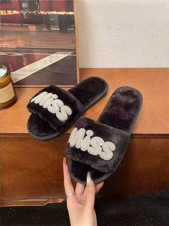 1 双女士钻石珍珠字母“Miss”装饰露趾毛绒拖鞋，黑色毛绒一脚蹬平底凉鞋，适合室内/室外穿着，派对和多功能，易于清洁