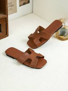 زوج جديد من الأحذية الصندلية للأطفال ذات أصابع مربعة، بتركيبات لونية متنوعة، مناسبة لارتداء الأطفال. صنادل صيفية للبنات ذات أربطة ناعمة وأنيقة، أحذية أميرة كاجوال للبنات، أحذية شاطئ مانعة للانزلاق، مناسبة للاستخدام الداخلي والخارجي