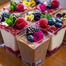 50 件 5 盎司塑料甜点杯，迷你甜点杯，适用于酸奶派对、开胃菜、布丁、水果和冰淇淋，适用于生日、婚礼、派对聚会、露营、蛋糕店等，圣诞礼物 - 多色1 - 查看 5