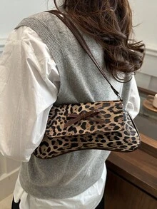 Tas bahu baru ini memiliki desain yang sederhana dan bergaya, dihiasi dengan motif leopard dan kontras warna yang mencolok. Desainnya dapat dilipat, sehingga dapat digunakan sebagai tas genggam maupun tas bahu. Sangat cocok untuk kegiatan sehari-hari, berbelanja, ke kantor, pesta, liburan, dan perjalanan singkat. Warnanya merah anggur (burgundy), menjadikannya sangat serbaguna. - Coklat - View 4