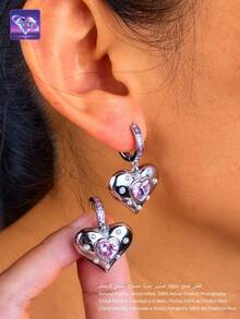 一对【2025时尚新品】这对耳环巧妙地融合了浪漫的心形元素与时尚的设计。采用925银打造，心形中心镶嵌天然粉紫色水晶，其神秘梦幻的色调蕴含着独特的自然能量。