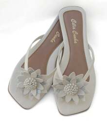 Sandália rasteirinha chinelo com flor branco off
