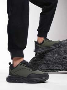 男士轻便跑步鞋 - 适合健身、慢跑、全年散步 - 透气低帮舒适设计 - 厚实 EVA 鞋底，减震 - 多功能休闲鞋