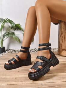 女士波西米亚风厚底罗马凉鞋，朋克扣点缀！柔软透气。交叉绑带设计，独特吸睛，厚底增高，拉长腿部线条。适合搭配长裙或清凉裤，是外出、时尚派对和日常通勤的理想之选，释放多元时尚魅力！