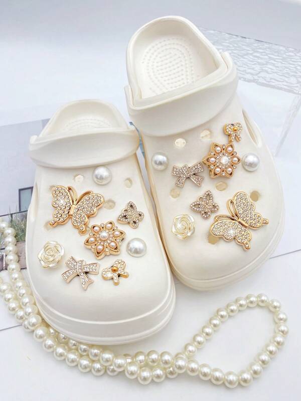 16 piezas Flor de perla de ABS dorada, mariposa de rhinestone, lazo de rhinestone, flor de rosa blanca, clips de zapato de perla de ABS - Decoraciones DIY, adecuadas para sandalias, pantuflas, bolsas de playa de mujeres, accesorios de clips de zapato multifuncionales, excelentes para regalos de fiestas de vacaciones y cumpleaños