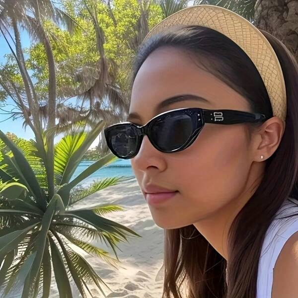 Cat Eye Frame Metal Buckle Retro Sunshade Glasses Come With A "Face Shape P Picture Technique", With Upward Arc Light Hiding Cheekbone Fat, And Metal Markings On The Mirror Legs Like Fashion Secrets. Wearing Them, They Can Be Worshipped In Coconut Groves And Beaches, Even Learning The Fashionable Formula Of This Pair Of  From The Sea Breeze. They Are Suitable For Wearing At Various Parties And Are The Best Choice For Holiday Gifts. An Additional High-End Cowhide Glasses Bag Is Also Included As A Gift