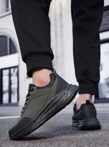 男士轻便跑步鞋 - 适合健身、慢跑、全年散步 - 透气低帮舒适设计 - 厚实 EVA 鞋底，减震 - 多功能休闲鞋