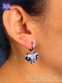 一对【2025时尚新品】这对耳环巧妙地融合了浪漫的心形元素与时尚的设计。采用925银打造，心形中心镶嵌天然粉紫色水晶，其神秘梦幻的色调蕴含着独特的自然能量。