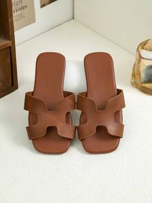 زوج جديد من الأحذية الصندلية للأطفال ذات أصابع مربعة، بتركيبات لونية متنوعة، مناسبة لارتداء الأطفال. صنادل صيفية للبنات ذات أربطة ناعمة وأنيقة، أحذية أميرة كاجوال للبنات، أحذية شاطئ مانعة للانزلاق، مناسبة للاستخدام الداخلي والخارجي