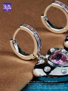 一对【2025时尚新品】这对耳环巧妙地融合了浪漫的心形元素与时尚的设计。采用925银打造，心形中心镶嵌天然粉紫色水晶，其神秘梦幻的色调蕴含着独特的自然能量。