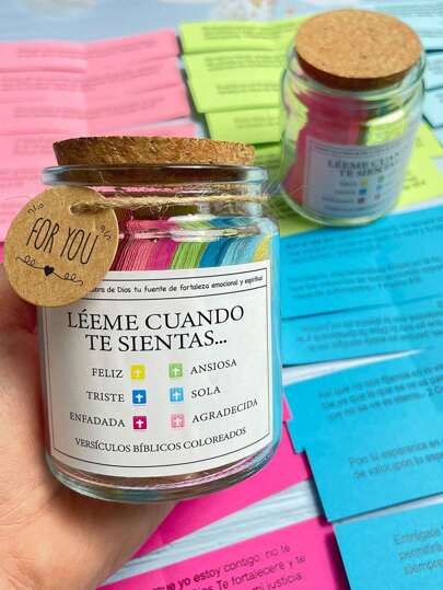 Bible Scripture Glass Jar 1 pieza Regalos cristianos para el Día de la Madre para mujeres y hombres, Frasco con versículos bíblicos, Frasco "Léeme cuando" con versículos bíblicos para emociones y sentimientos, Regalos religiosos para estudios bíblicos de la iglesia para mujeres, hombres, mamá, papá, hermana, amigo, un frasco de vidrio con versículos bíblicos codificados por color, que contiene versículos bíblicos en español