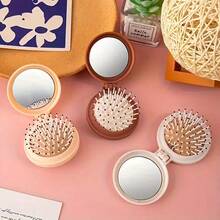 1 Peine compacto y portátil plegable con espejo integrado y masajeador de cuero cabelludo, cepillo de aire con cojín de aire, compañero de viaje, mini peine portátil para mujeres - Peine de viaje plegable ligero con diseño de masaje del cuero cabelludo y cojín de aire, herramientas para el cabello, artículos para el cabello, esenciales de viaje, barbero, estilista, accesorios de barbería, Día de San Valentín, suministros para el cabello, estilista de cabello, barbería, salón, artículos esenciales para vacaciones, productos para el cabello, barbería, regalo de San Valentín, artículos esenciales de viaje para mujeres, herramientas de estilista de cabello - Blanco - Ver 7