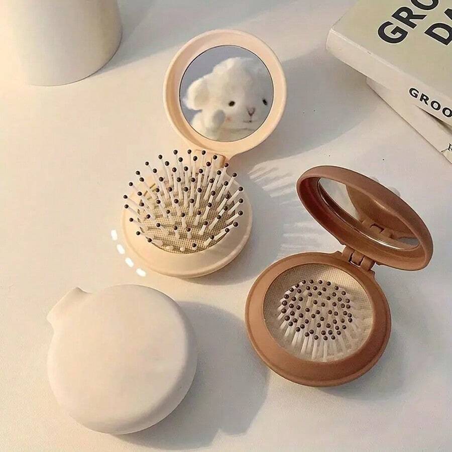 1 Peine compacto y portátil plegable con espejo integrado y masajeador de cuero cabelludo, cepillo de aire con cojín de aire, compañero de viaje, mini peine portátil para mujeres - Peine de viaje plegable ligero con diseño de masaje del cuero cabelludo y cojín de aire, herramientas para el cabello, artículos para el cabello, esenciales de viaje, barbero, estilista, accesorios de barbería, Día de San Valentín, suministros para el cabello, estilista de cabello, barbería, salón, artículos esenciales para vacaciones, productos para el cabello, barbería, regalo de San Valentín, artículos esenciales de viaje para mujeres, herramientas de estilista de cabello - Blanco - Ver 1