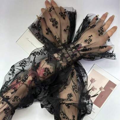 زوج من أكمام الذراع الشفافة للنساء مزينة بالدانتيل والشبك بنقشة القلب والنقاط، قفازات أزياء عصرية للحفلات والمناسبات