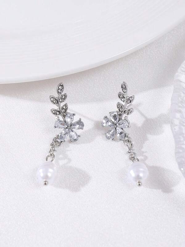 زوج أقراط فضية مرصعة باللؤلؤ والراين بتصميم أوراق وزهور أنيق وفاخر للنساء، مناسب للارتداء اليومي