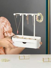 1个带抽屉盒的珠宝展示架，用于存放耳环、项链和珠宝，配有木质底座、桌面收纳盒和多功能悬挂式收纳架。珠宝收纳悬挂支架适用于项链、手镯、耳环、戒指和手表，含挂钩。单层或双层可选。夏季女性必备收纳整理礼品，旅行必备 - 彩色 - 查看 10