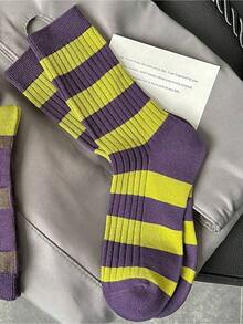 1. Women's Color-Blocked Ribbed Knit Striped Socks, Comfortable And Versatile. Made Of Lightweight, Breathable, And Stretchy Fabric, These Socks Are A Versatile And Stylish Accessory, Suitable Both Casual And Formal Occasions. Animal Print Makes Them A Must-Have Fashionistas. - màu xanh lá - Xem 2