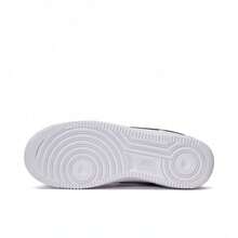 Nike 空军一号 '07 女款运动鞋，经典篮球鞋设计，SK 皮革鞋面，醒目配色，轻盈透气，气垫缓震，加厚鞋领 DD8959-103 - 白色/黑色 - 查看 3