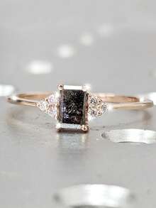 1 件优雅闪亮空心方晶锆石镶嵌戒指，适合女性，适合送给家人/朋友/爱人的订婚珠宝礼物 - 灰色 - 查看 3