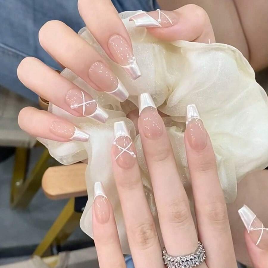 Nail art con punta francese bianca lucida - Unghie finte lunghe e lucide da ballerina con colla - Pearl Line Design, unghie finte adesive riutilizzabili per donna, nail art fai da te