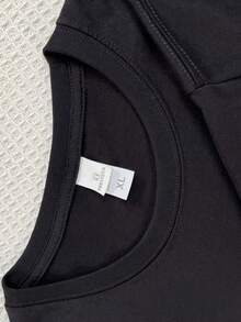 Soft Libra Zodiac T-Shirt For Women - 'I'm A Libra Woman - Was Born With My Heart On My Sleeve' |   Short Sleeve, Crew Neck, Casual Fit, Machine Washable, Casual Wear |   Bold Print, Durable, Slight Stretch Fabric - 黑色 - 查看 3