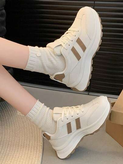 2025年夏季女士百搭小众运动鞋，魔术贴闭合，休闲学院风，白色鞋子