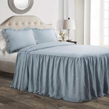 Juego de 3 piezas Lush Decor Colcha con falda con volantes, Reina, Azul Lago - Ropa de cama azul para cama Queen - Colcha con volantes - Decoración de granja vintage - Lago Azul - Ver 2