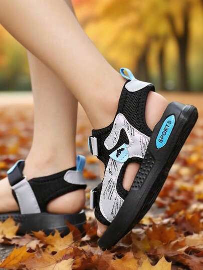 青少年户外沙滩凉鞋、休闲登山鞋、校园运动拖鞋，配有魔术贴带，方便穿着，轻便透气舒适（鞋面为不对称字母图案，随机发货）