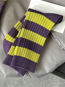 1. Women's Color-Blocked Ribbed Knit Striped Socks, Comfortable And Versatile. Made Of Lightweight, Breathable, And Stretchy Fabric, These Socks Are A Versatile And Stylish Accessory, Suitable Both Casual And Formal Occasions. Animal Print Makes Them A Must-Have Fashionistas. - màu xanh lá - Xem 3