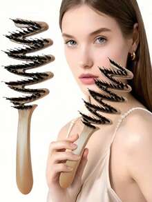 Escova de cabelo de alta qualidade, com cabo longo, para dar volume e suavidade aos fios. Cabo durável em plástico ABS. Ideal para presentear homens e mulheres. Escova com cerdas de javali, autolimpante e anti-massagem. Pode ser usada em cabelos secos e molhados. Portátil e feita de material ABS. Perfeita para estilizar o cabelo. Ideal para uso em salões de beleza e viagens.