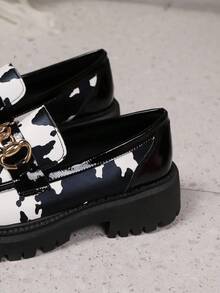 春秋拼接皮革乐福鞋，百搭休闲通勤度假街头风格，适合所有季节，一脚蹬优雅女士鞋，装饰金属扣，厚底舒适简约黑白牛纹 - 乳牛紋扣 - 查看 4