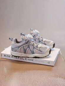 1 par de zapatillas de moda con diseño de botón giratorio de malla de PU y suela blanda, adecuadas para primavera y otoño - Plateado - Ver 2