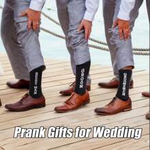 1 双男士时尚伴郎字母图案小腿袜，透气棉混纺舒适休闲男女通用袜子，适合男士户外穿着，四季皆宜。最佳伴郎婚礼袜 - 中筒长度，趣味求婚和订婚新奇袜子，适合伴郎和新郎，黑色带白色文字，涤纶针织面料，手洗或干洗，伴郎礼物 - 黑色 - 查看 4