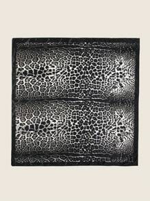 1条女士90厘米缎面方巾，优雅时尚的豹纹图案，新款头巾设计，适合休闲和街头穿搭，可用作围巾、发带、头巾等造型配饰。