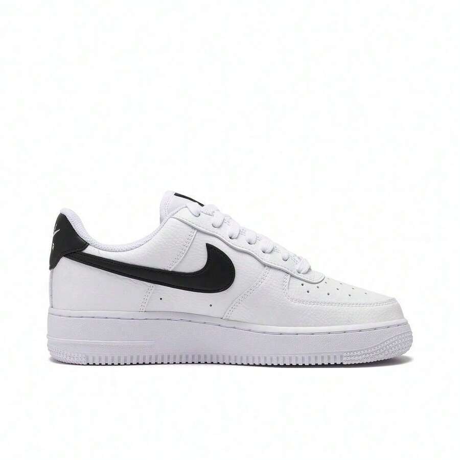Nike 空军一号 07 女款休闲鞋,时尚白色撞色低帮厚底滑板鞋,百搭休闲运动鞋,适合日常穿着,男女皆宜的设计 - 白色/黑色 - 查看 1