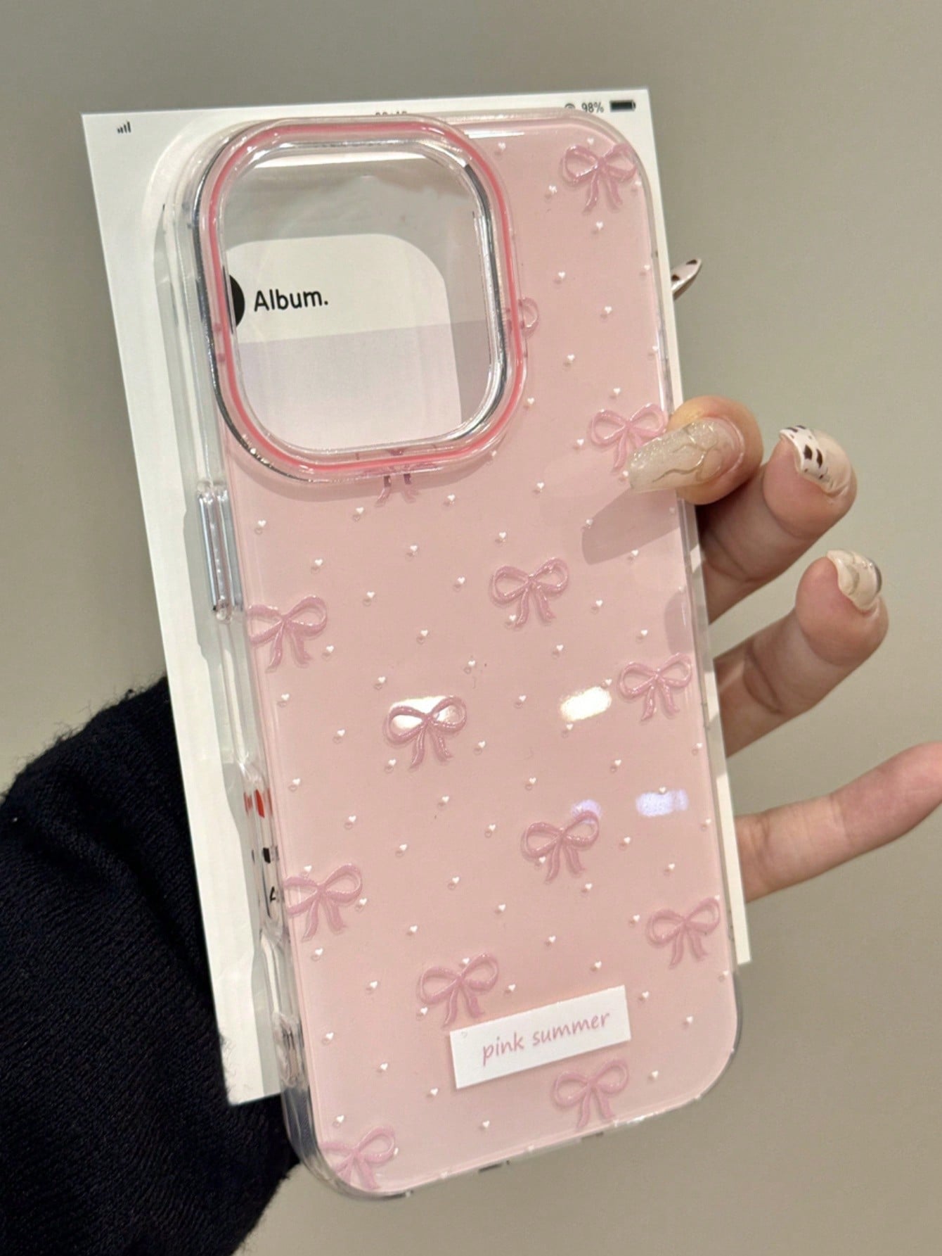 غطاء هاتف وردي بسيط مزين بنقاط بولكا متوافق مع أيف...