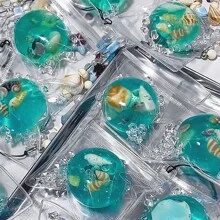 1/2/4 件海洋贝壳海螺揉捏方球夏季减压海洋揉捏球缓解焦虑玩具，适合学生和办公室工作人员，生日和毕业典礼的完美礼物 PVC 玩具，缓解焦虑和放松的坐立不安玩具，适合成人的完美办公桌配件