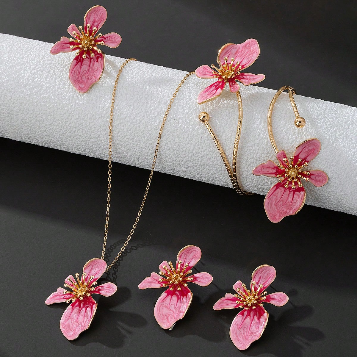 Pieza Nuevo collar colgante floral asimétrico con teñido anudado degradado rosa hecho a mano para verano, 1 pieza de aretes, 1 anillo, 1 pulsera - C