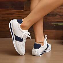 حذاء رياضي نسائي جديد لربيع/صيف 2025 من شبكة تنفس قابل للانزلاق، خفيف الوزن للاستخدام اليومي، أحذية رياضية بيضاء متعددة الاستخدامات