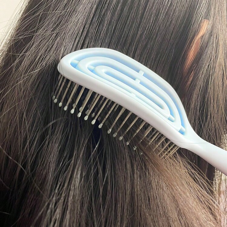 MINISO Blue Mini Portable Vertical Bone Comb With Cleaning Brush, Portable And Easy To Carry, Easily Manage Your Hair And Keep Your Hairstyle Anytime, Anywhere (1 PC) - Blue - View 7
