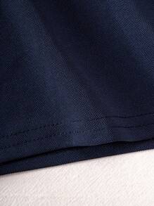 年轻男孩经典红色纯色短袖 Polo 衫，适合日常外出、聚会、演出