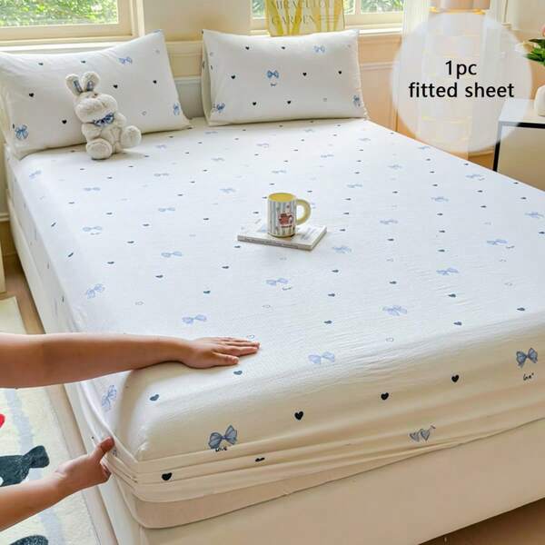 1pc Fitted Sheet, Blue Bow & Heart Print Pattern, Soft & Skin-Friendly Double-Layer Gauze Fitted Sheet, Elastic Band All Around, Mattress Protector Cover, Suitable For Twin/Full/Queen Size Bed, Includes 1 Fitted Sheet Only (No Pillowcase)