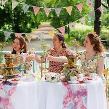 Floral Afternoon Tea Party Decorations For 16 Guests Disposable Tableware Set Pretty Paper Plates Napkins Teacups Bunting For Birthday Mother's Day  Shower Made By Talking Tables-0166 - 漿果(基於花卉上下文預測) - 查看 4